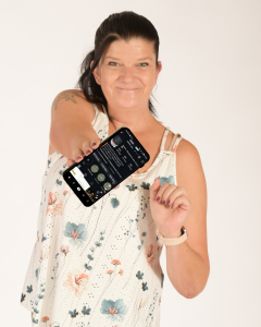 Sabine Weigl hält ein Handy in die Kamera